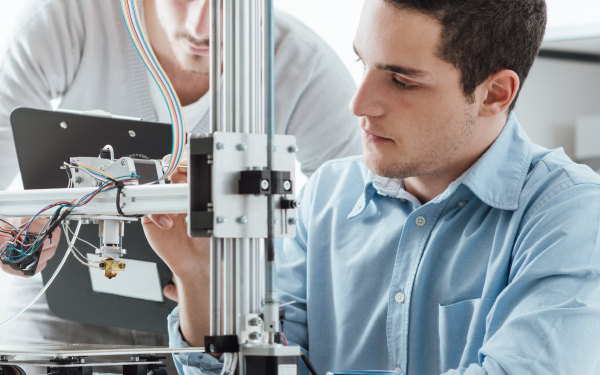 University students use a 3D printer.